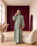 Crinkle-Abaya mit Schal Salbeigrün – Dreiviertelansicht