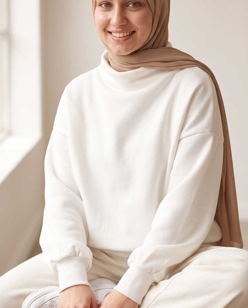 Oversize-Sweater mit Stehkragen Weiß – Detailansicht