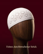Weisse Gebetsmuetze aus feinem durchbrochenem Strick